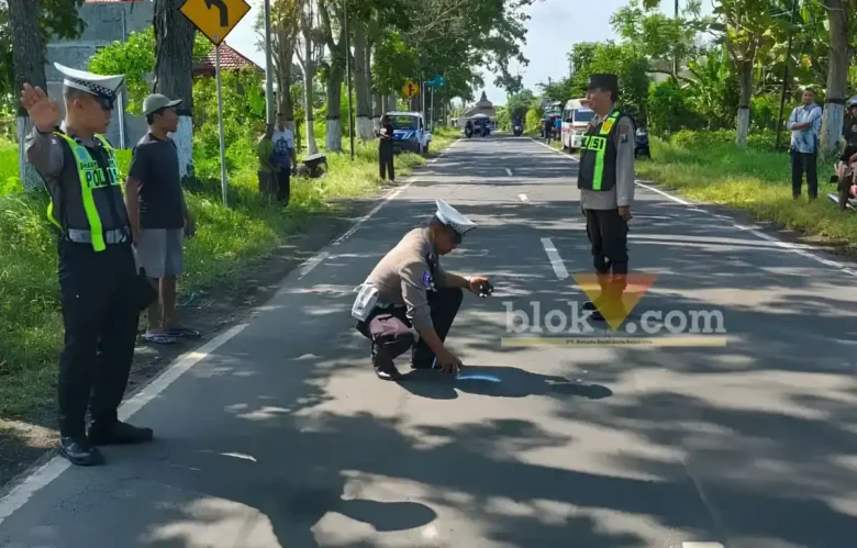 Piket lantas saat lakukan olah TKP Lakalantas maut truk gandeng kontra motor yang merenggut satu korban jiwa, di Jalan Raya Nasional Banyuwangi-Jember, masuk Kecamatan Singojuruh Banyuwangi, Selasa (23/6/2026) (foto: Blok-a.com/Kuryanto)