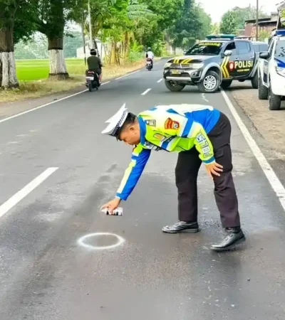 Polisi saat lakukan olah TKP Lakalantas beruntun yang melibatkan dua sepeda motor dan satu sepeda Gayung, di Jalan Raya Srono yang mengakibatkan seorang pengendara tewas di tempat, Jumat (12/6/2026) (foto: Blok-a.com/Kuryanto)