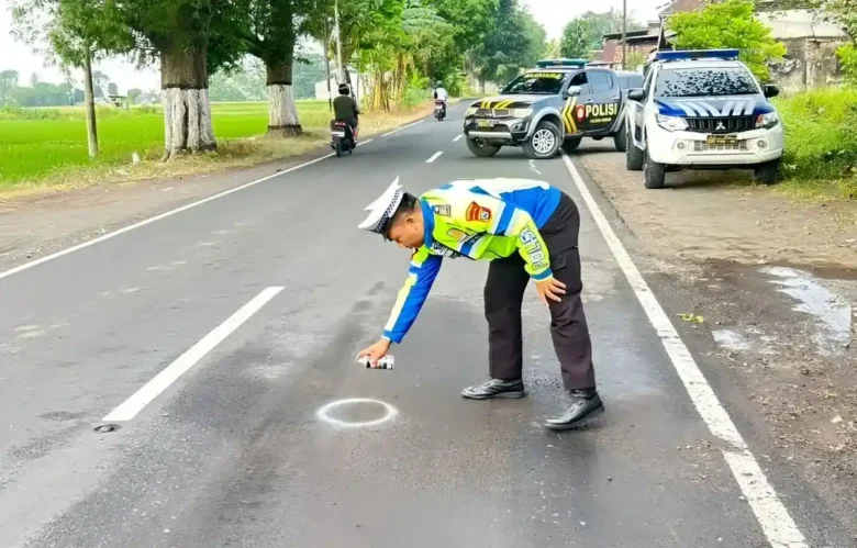 Polisi saat lakukan olah TKP Lakalantas beruntun yang melibatkan dua sepeda motor dan satu sepeda Gayung, di Jalan Raya Srono yang mengakibatkan seorang pengendara tewas di tempat, Jumat (12/6/2026) (foto: Blok-a.com/Kuryanto)