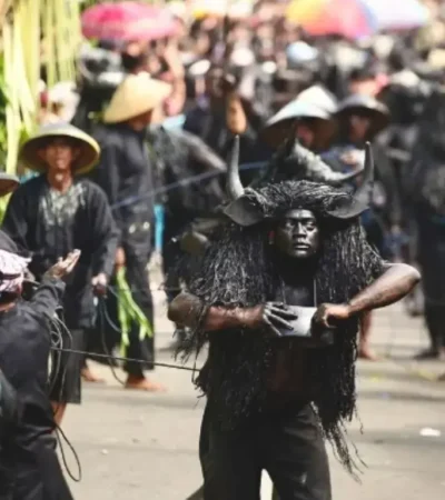 Puluhan Kebo-keboan saat ider bumi mengelilingi desa dengan arah empat penjuru arah mata angin, Minggu (28/06/2026) (foto: Blok-a.com/Istimewa)