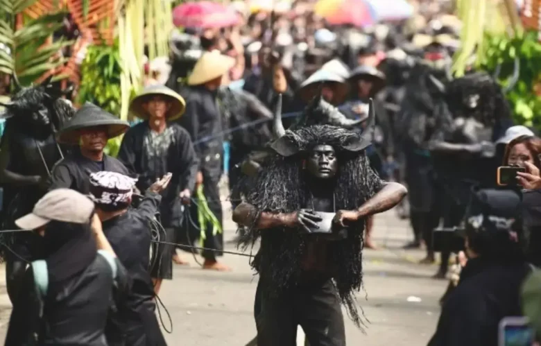 Puluhan Kebo-keboan saat ider bumi mengelilingi desa dengan arah empat penjuru arah mata angin, Minggu (28/06/2026) (foto: Blok-a.com/Istimewa)