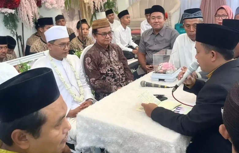 Caption : Salah satu warga Banyuwangi saat melangsungkan pernikahan di hari Jum'at Pon Bulan Dzulhijah (foto: Istimewa)