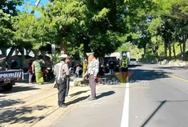 Satlantas Polresta Banyuwangi saat lakukan olah TKP insiden lakalantas dua motor yang terjadi di Jalan Raya Nasional Banyuwangi - Situbondo, Senin (30/06/2026) (foto: Blok-a.com/Kuryanto)