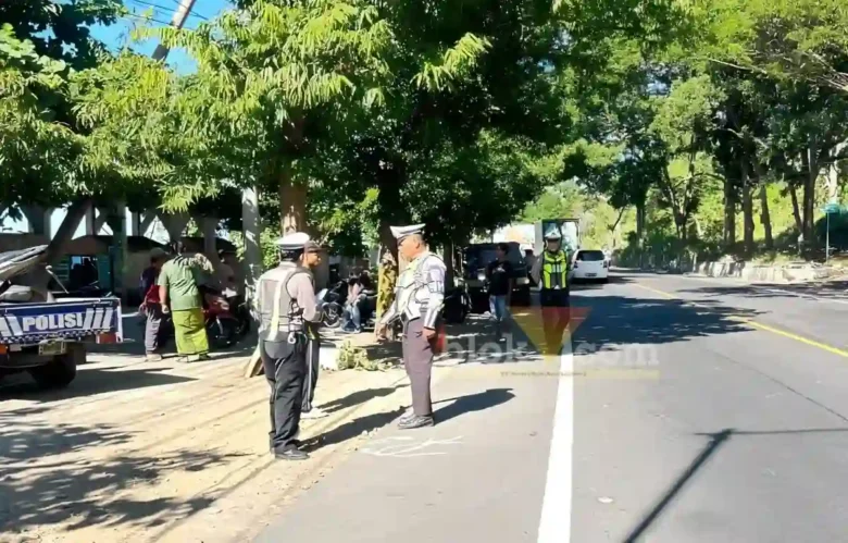 Satlantas Polresta Banyuwangi saat lakukan olah TKP insiden lakalantas dua motor yang terjadi di Jalan Raya Nasional Banyuwangi - Situbondo, Senin (30/06/2026) (foto: Blok-a.com/Kuryanto)