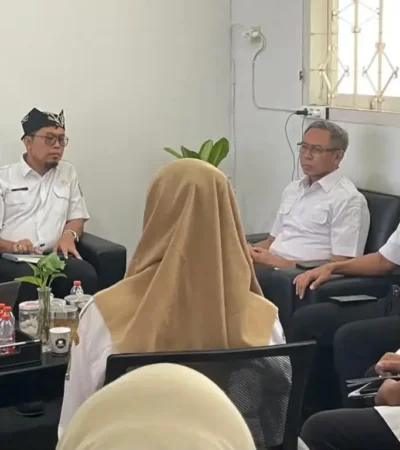 Sekda Banyuwangi, Suyanto Waspo Tondo Wicaksono (memakai udeng sebelah kanan) saat berdiskusi bersama Inspektur Banyuwangi Choiril Ustadi (foto: Istimewa)