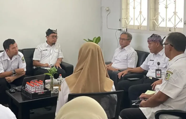 Sekda Banyuwangi, Suyanto Waspo Tondo Wicaksono (memakai udeng sebelah kanan) saat berdiskusi bersama Inspektur Banyuwangi Choiril Ustadi (foto: Istimewa)
