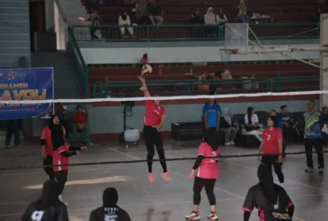 Tim Voli Bhayangkari Polresta Banyuwangi menyabet gelar Juara 1 dalam Turnamen Bola Voli Bhayangkari Cup Rayon 3 (Foto: dok Polresta Baywangi)
