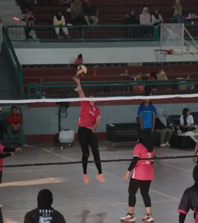 Tim Voli Bhayangkari Polresta Banyuwangi menyabet gelar Juara 1 dalam Turnamen Bola Voli Bhayangkari Cup Rayon 3 (Foto: dok Polresta Baywangi)