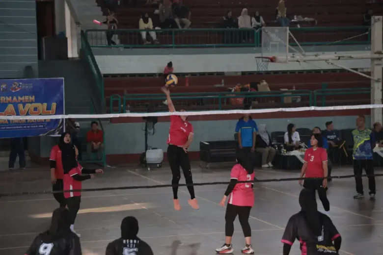 Tim Voli Bhayangkari Polresta Banyuwangi menyabet gelar Juara 1 dalam Turnamen Bola Voli Bhayangkari Cup Rayon 3 (Foto: dok Polresta Baywangi)