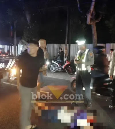 Piket lantas saat melakukan evakuasi MY, WNA asal Jepang yang luka berat pasca motor yang dikendarai alami tabrakan adu depan di Jalan Raya Jember, Kecamatan Rogojampi, Minggu (28/06/2026)(foto: Blok-a.com/Kuryanto)