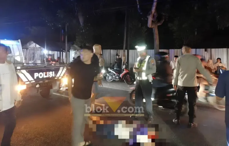 Piket lantas saat melakukan evakuasi MY, WNA asal Jepang yang luka berat pasca motor yang dikendarai alami tabrakan adu depan di Jalan Raya Jember, Kecamatan Rogojampi, Minggu (28/06/2026)(foto: Blok-a.com/Kuryanto)