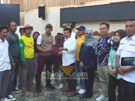 Wakil Ketua DPRD Banyuwangi, Ruliono, SH didampingi masing-masing Ketua Fraksi saat menerima perwakilan aksi unjuk rasa tuntut program MBG dan KDMP diteruskan, Sabtu (27/6/2026) (foto: Blok-a.com/Kuryanto).