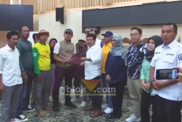 Wakil Ketua DPRD Banyuwangi, Ruliono, SH didampingi masing-masing Ketua Fraksi saat menerima perwakilan aksi unjuk rasa tuntut program MBG dan KDMP diteruskan, Sabtu (27/6/2026) (foto: Blok-a.com/Kuryanto).