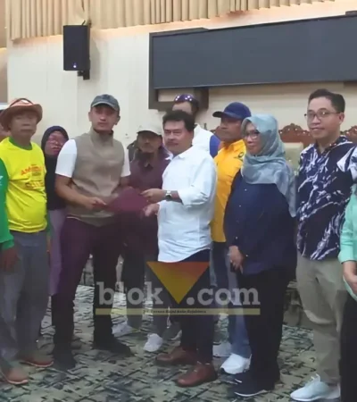 Wakil Ketua DPRD Banyuwangi, Ruliono, SH didampingi masing-masing Ketua Fraksi saat menerima perwakilan aksi unjuk rasa tuntut program MBG dan KDMP diteruskan, Sabtu (27/6/2026) (foto: Blok-a.com/Kuryanto).