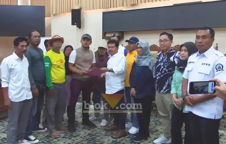 Wakil Ketua DPRD Banyuwangi, Ruliono, SH didampingi masing-masing Ketua Fraksi saat menerima perwakilan aksi unjuk rasa tuntut program MBG dan KDMP diteruskan, Sabtu (27/6/2026) (foto: Blok-a.com/Kuryanto).