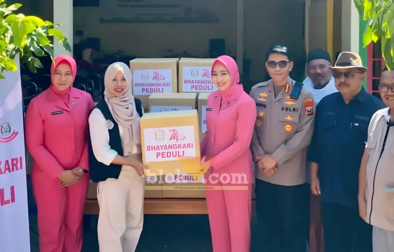 Songsong Hari Bhayangkara ke-80, Polresta Banyuwangi Berbagi Kasih Bersama Lansia di Panti Jompo Sahabat Lansia, Dusun Mangunrejo, Desa Blambangan, Kecamatan Muncar, Kamis (11/6/2026) (foto: Blok-a.com/Kuryanto).