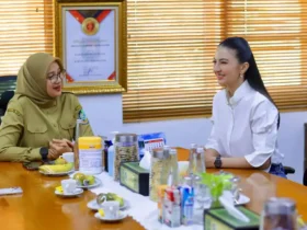 Raline saat berdiskusi dengan Bupati Banyuwangi, Ipuk Fiestiandani, di Kantor Pemkab Banyuwangi, Senin (15/6/2026) (foto: Istimewa)