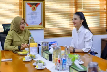 Raline saat berdiskusi dengan Bupati Banyuwangi, Ipuk Fiestiandani, di Kantor Pemkab Banyuwangi, Senin (15/6/2026) (foto: Istimewa)
