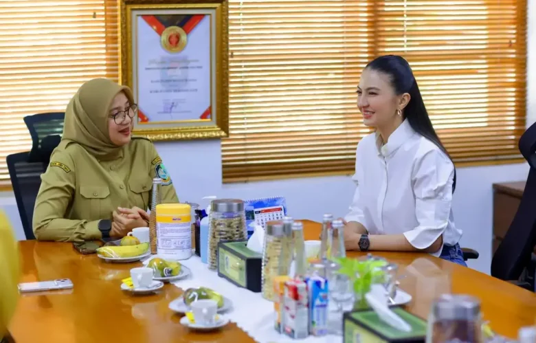 Raline saat berdiskusi dengan Bupati Banyuwangi, Ipuk Fiestiandani, di Kantor Pemkab Banyuwangi, Senin (15/6/2026) (foto: Istimewa)