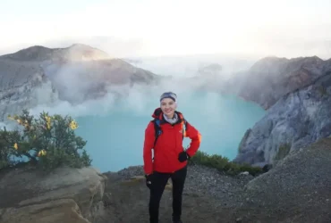 Caption : Artis dan model Raline Shah, saat berkunjung ke Kawah Ijen (foto: Istimewa)