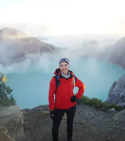 Caption : Artis dan model Raline Shah, saat berkunjung ke Kawah Ijen (foto: Istimewa)