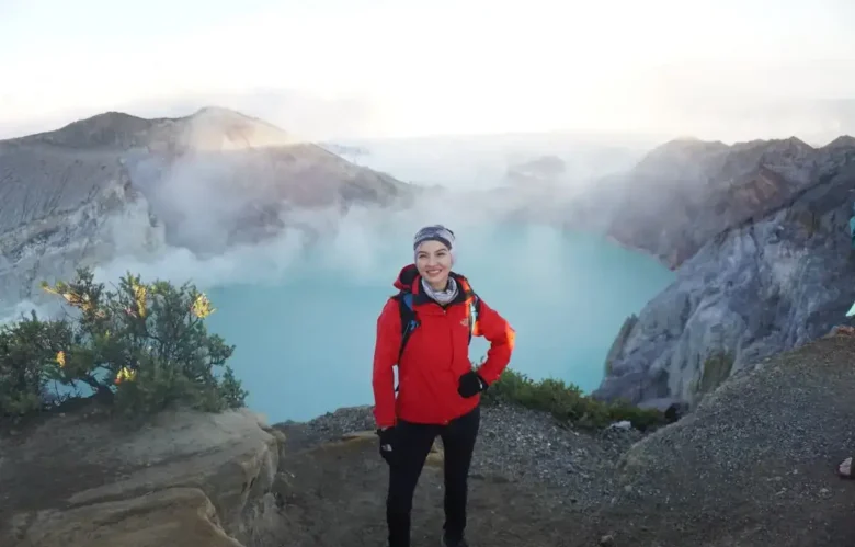 Caption : Artis dan model Raline Shah, saat berkunjung ke Kawah Ijen (foto: Istimewa)