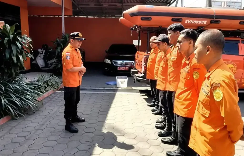 Tim SAR Banyuwangi saat persiapan pencarian pemancing yang dilaporkan hilang di Kawasan Pantai Pulau Merah, Rabu (15/07/2026) (foto: Blok-a.com/Istimewa)