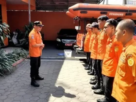 Tim SAR Banyuwangi saat persiapan pencarian pemancing yang dilaporkan hilang di Kawasan Pantai Pulau Merah, Rabu (15/07/2026) (foto: Blok-a.com/Istimewa)