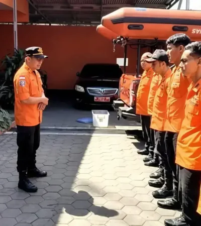 Tim SAR Banyuwangi saat persiapan pencarian pemancing yang dilaporkan hilang di Kawasan Pantai Pulau Merah, Rabu (15/07/2026) (foto: Blok-a.com/Istimewa)