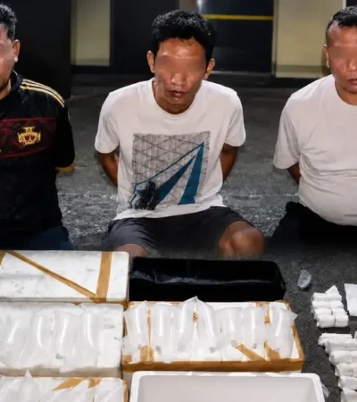 Tiga tersangka bersama barang bukti 23 ribu benih lobster ilegal yang akan diselundupkan ke Jakarta (foto: Blok-a.com/Istimewa)