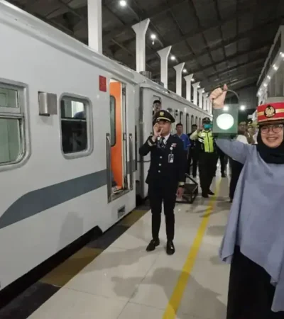 Bupati Banyuwangi Ipuk Fiestiandani saat meninjau aktivitas penumpang di Stasiun Banyuwangi Kota. (foto: Istimewa)