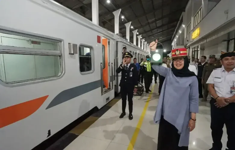 Bupati Banyuwangi Ipuk Fiestiandani saat meninjau aktivitas penumpang di Stasiun Banyuwangi Kota. (foto: Istimewa)