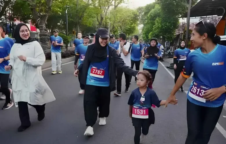 Bupati Ipuk (baju putih), saat ikuti Baperun. (foto: dok Pemkab)