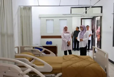 Bupati Banyuwangi, Ipuk Fiestiandani didampingi Plt. Direktur RSUD Blambangan, dr. Hj. Siti Asiyah Anggraini, M.MRS., saat meninjau sarana prasarana kesehatan di RSUD Blambangan (foto: istimewa)