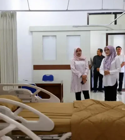 Bupati Banyuwangi, Ipuk Fiestiandani didampingi Plt. Direktur RSUD Blambangan, dr. Hj. Siti Asiyah Anggraini, M.MRS., saat meninjau sarana prasarana kesehatan di RSUD Blambangan (foto: istimewa)
