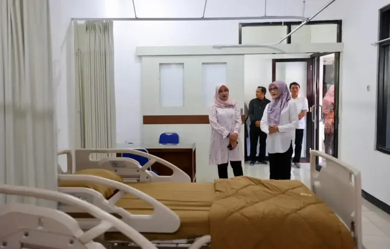 Bupati Banyuwangi, Ipuk Fiestiandani didampingi Plt. Direktur RSUD Blambangan, dr. Hj. Siti Asiyah Anggraini, M.MRS., saat meninjau sarana prasarana kesehatan di RSUD Blambangan (foto: istimewa)