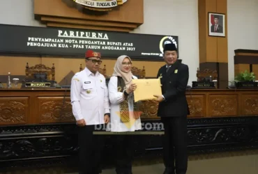 Bupati Ipuk didampingi Wabup Mujiono, saat serahkan dokumen KUA-PPAS APBD 2027 kepada Wakil Ketua DPRD Banyuwangi, Michael Edy Hariyanto, Rabu (08/07/2026) (foto: Blok-a.com/Kuryanto)