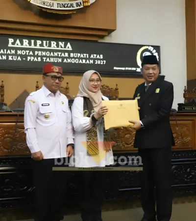 Bupati Ipuk didampingi Wabup Mujiono, saat serahkan dokumen KUA-PPAS APBD 2027 kepada Wakil Ketua DPRD Banyuwangi, Michael Edy Hariyanto, Rabu (08/07/2026) (foto: Blok-a.com/Kuryanto)