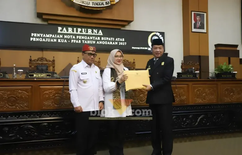 Bupati Ipuk didampingi Wabup Mujiono, saat serahkan dokumen KUA-PPAS APBD 2027 kepada Wakil Ketua DPRD Banyuwangi, Michael Edy Hariyanto, Rabu (08/07/2026) (foto: Blok-a.com/Kuryanto)
