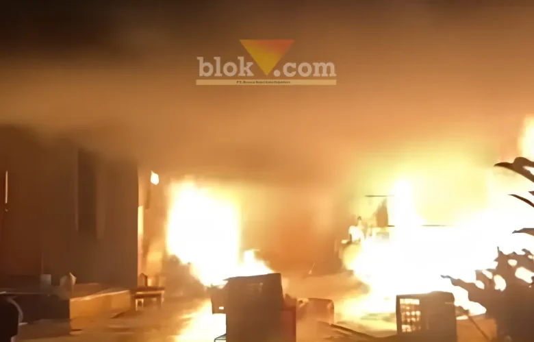 Diduga akibat korsleting listrik, garasi rumah warga Cluring, Banyuwangi ludes dilalap api, Rabu (08/07/2026) (foto: Blok-a.com/Kuryanto)