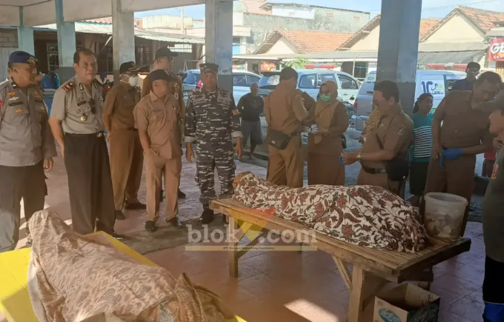 Dua jenazah ABK Perahu jenis jurek "Inovasi" yang berhasil diselamatkan nelayan setempat sebelum diserahkan ke pihak keluarga, Senin (20/07/2026) (foto: Blok-a.com/Kuryanto)