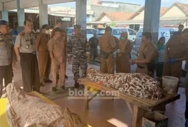Dua jenazah ABK Perahu jenis jurek "Inovasi" yang berhasil diselamatkan nelayan setempat sebelum diserahkan ke pihak keluarga, Senin (20/07/2026) (foto: Blok-a.com/Kuryanto)
