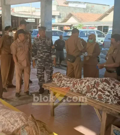 Dua jenazah ABK Perahu jenis jurek "Inovasi" yang berhasil diselamatkan nelayan setempat sebelum diserahkan ke pihak keluarga, Senin (20/07/2026) (foto: Blok-a.com/Kuryanto)