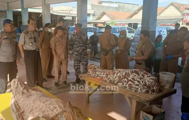 Dua jenazah ABK Perahu jenis jurek "Inovasi" yang berhasil diselamatkan nelayan setempat sebelum diserahkan ke pihak keluarga, Senin (20/07/2026) (foto: Blok-a.com/Kuryanto)