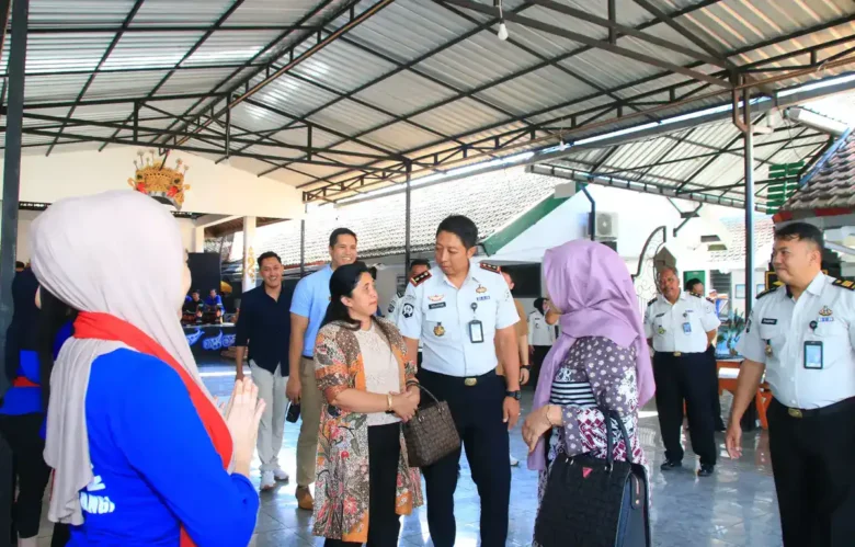 Ketua Komisi I DPRD Banyuwangi, Marifatul Kamila, berdialog dengan Kalapas Banyuwangi, Solichin saat melakukan kunjungan kerja ke Lapas Kelas IIA Banyuwangi, Selasa (14/07/2026) (foto: Blok-a.com/Kuryanto)
