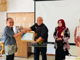Kabid Pelayanan RSUD Genteng, dr. Rudi Hartawan saat menerima sertifikat dari BPJS Kesehatan, Selasa (21/07/2026)(foto: Blok-a.com/Kuryanto)