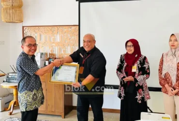 Kabid Pelayanan RSUD Genteng, dr. Rudi Hartawan saat menerima sertifikat dari BPJS Kesehatan, Selasa (21/07/2026)(foto: Blok-a.com/Kuryanto)