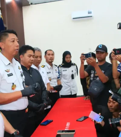 Kalapas Banyuwangi, Solichin bersama jajaran saat menggelar konferensi pers usai menggagalkan upaya penyelundupan narkoba, Kamis (16/07/2026) (foto: Blok-a.com/Istimewa)
