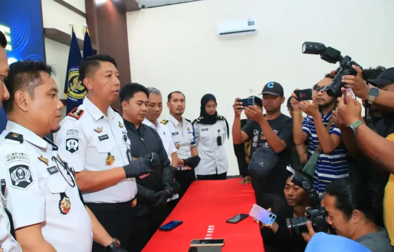 Kalapas Banyuwangi, Solichin bersama jajaran saat menggelar konferensi pers usai menggagalkan upaya penyelundupan narkoba, Kamis (16/07/2026) (foto: Blok-a.com/Istimewa)