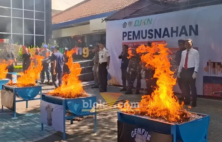 Kantor Bea dan Cukai Banyuwangi memusnahkan barang milik negara hasil penindakan senilai Rp1,25 miliar, Selasa (30/6/2026)(foto: Blok-a.com/Istimewa)